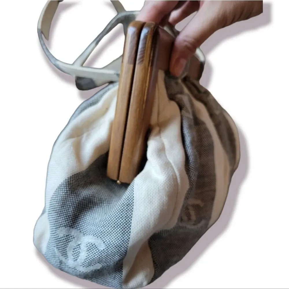 CHANEL Cream and Gray Striped Canvas Shoulder Bag with Wooden Frame - Picture 7 of 15